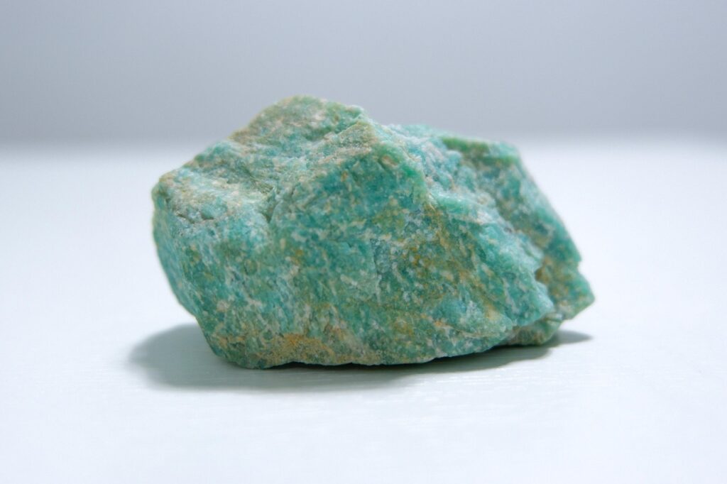 Tout savoir sur la pierre amazonite : beauté et bienfaits