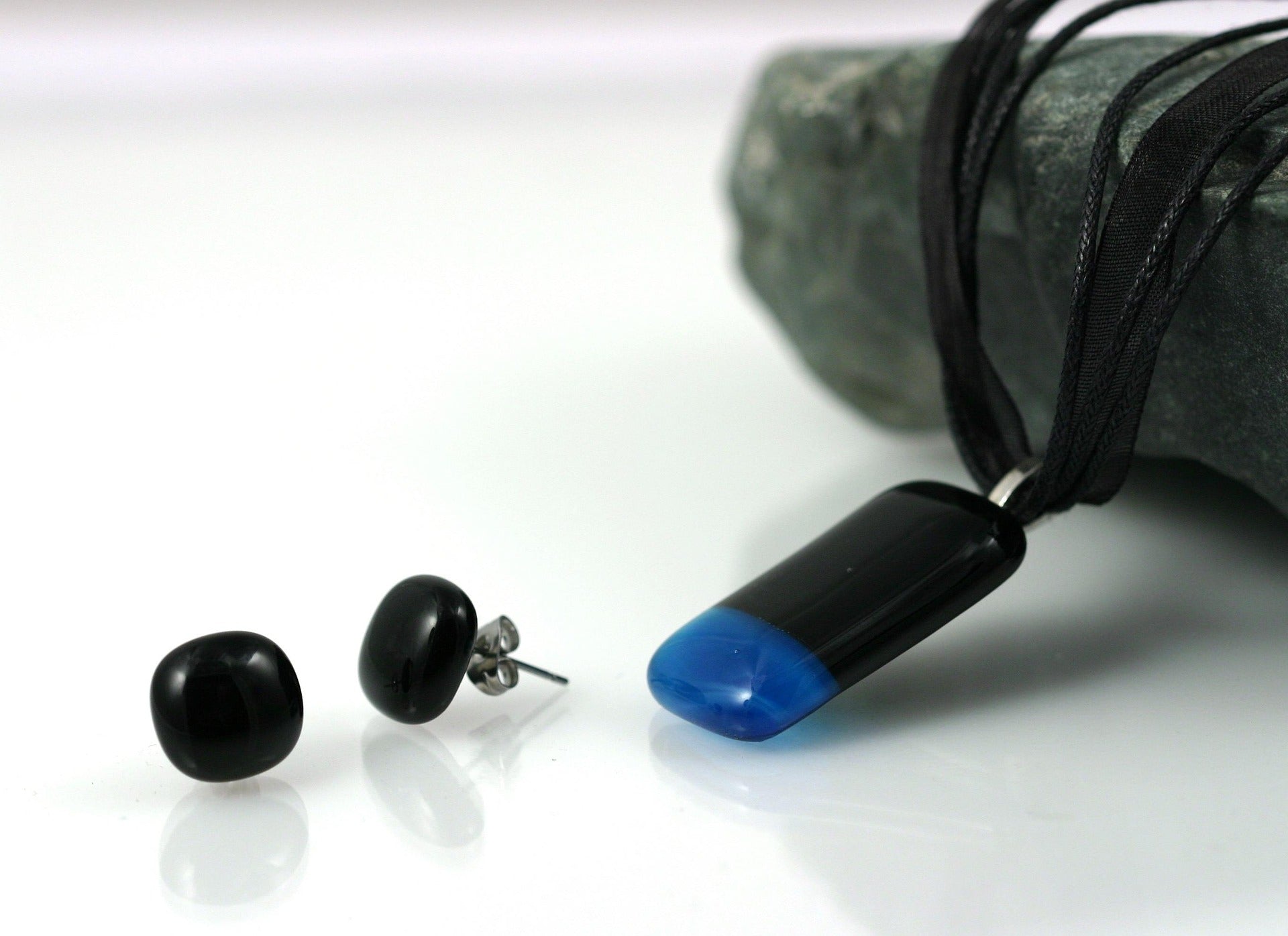 Obsidienne ou Onyx : Comment différencier ces deux pierres noires ?