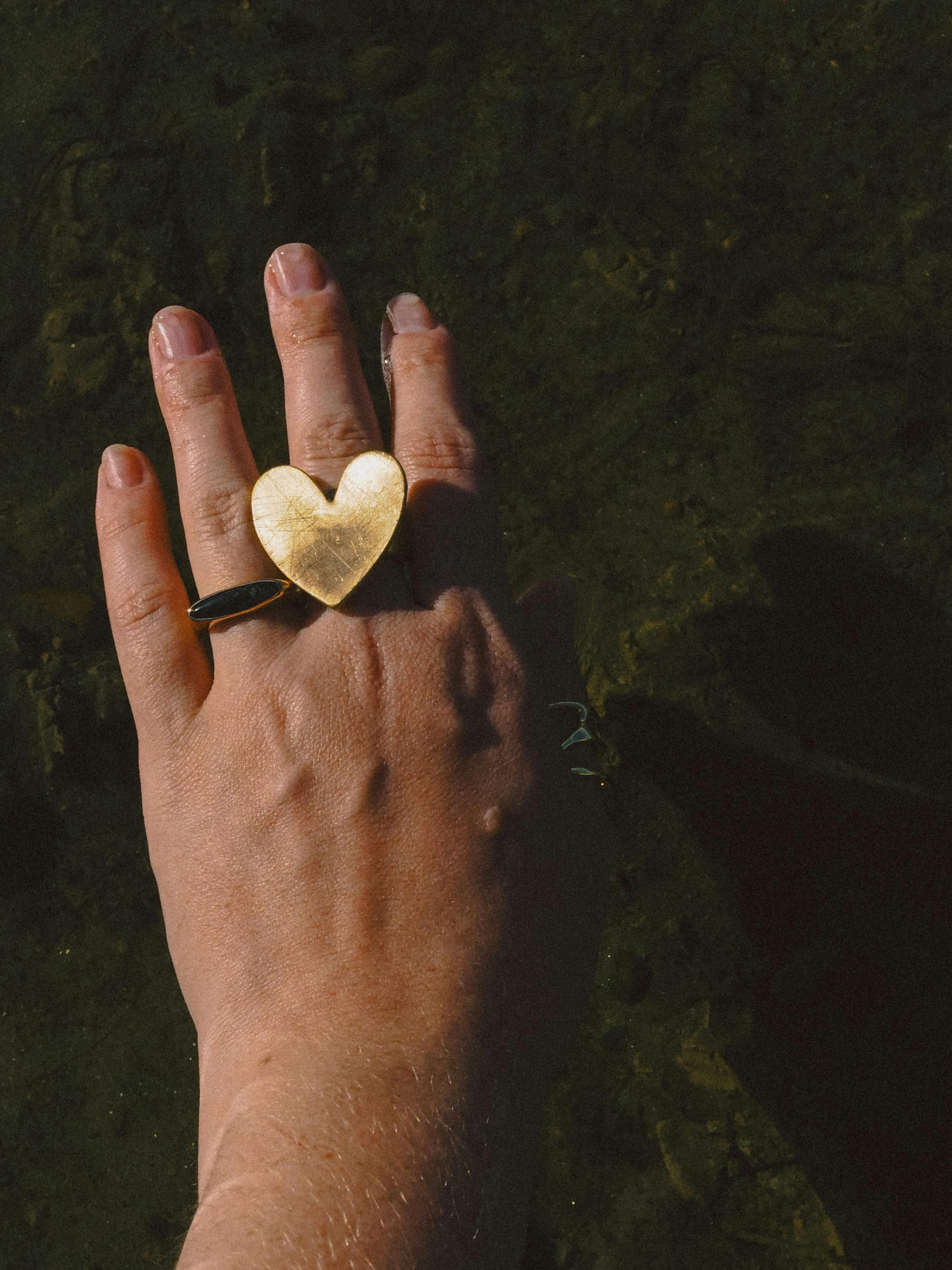 Bague Cœur : Pourquoi cette forme est le symbole ultime de l'engagement ?