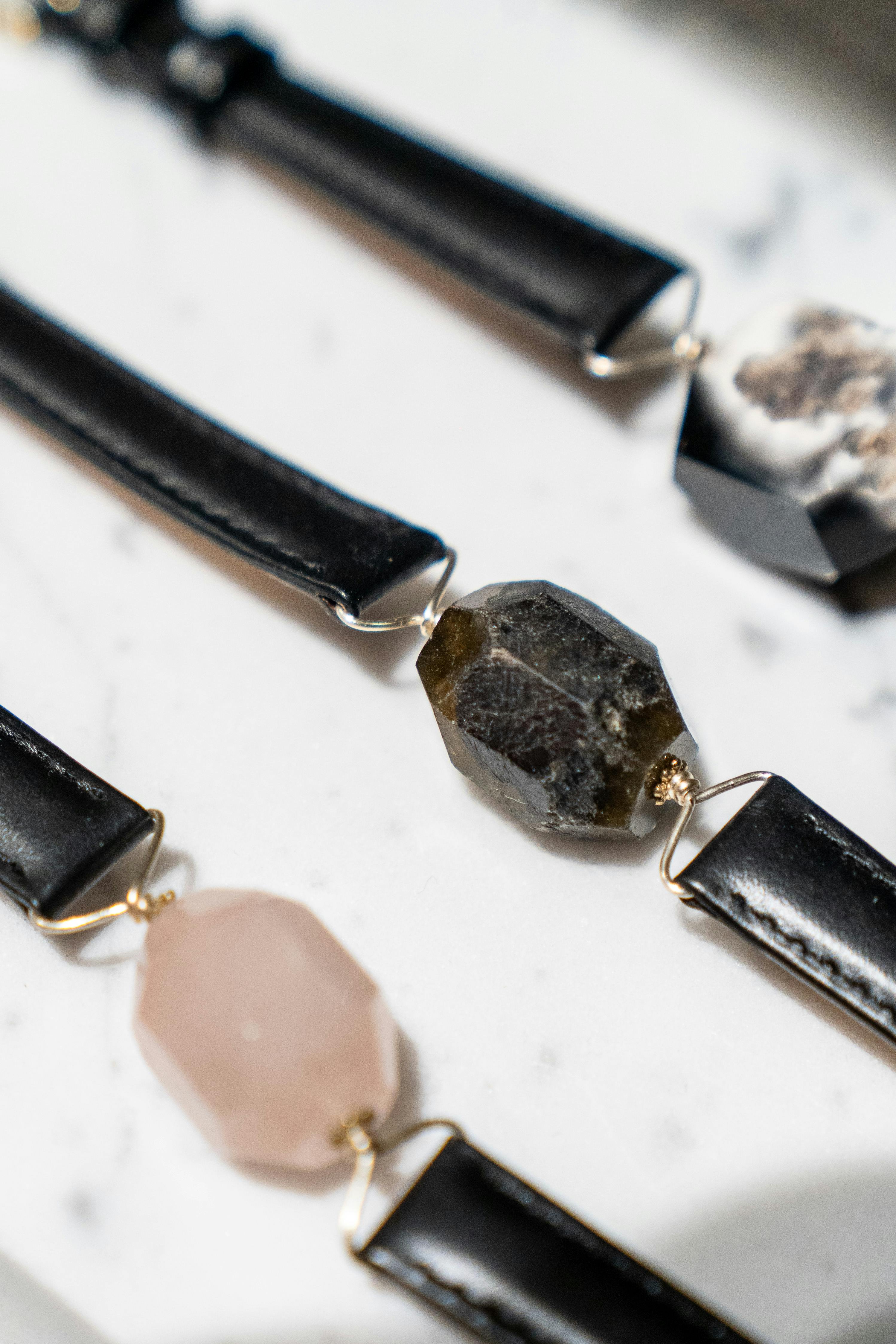 Oeil de Tigre et Quartz Rose : Pourquoi associer protection et amour ?