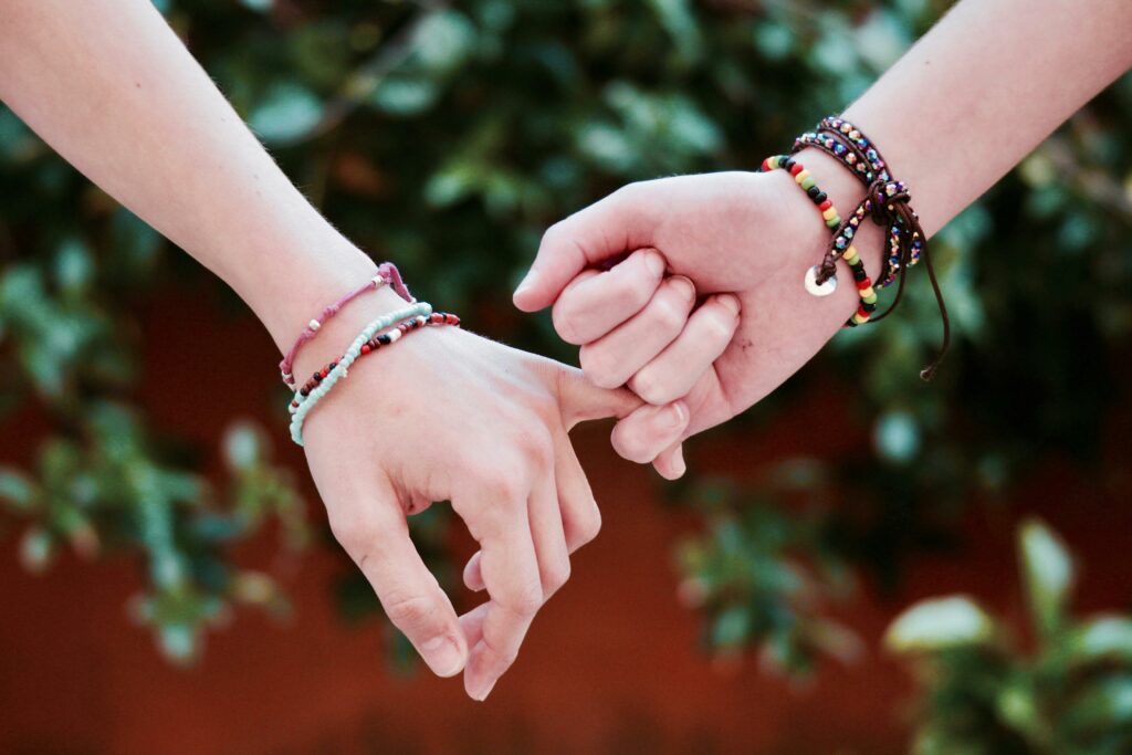 Bracelet pour couple : symbolique, énergies et connexion profonde