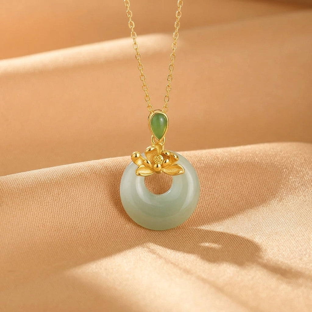 Collier Jade Néphrite – Lotus Sacré, Argent Plaqué Or