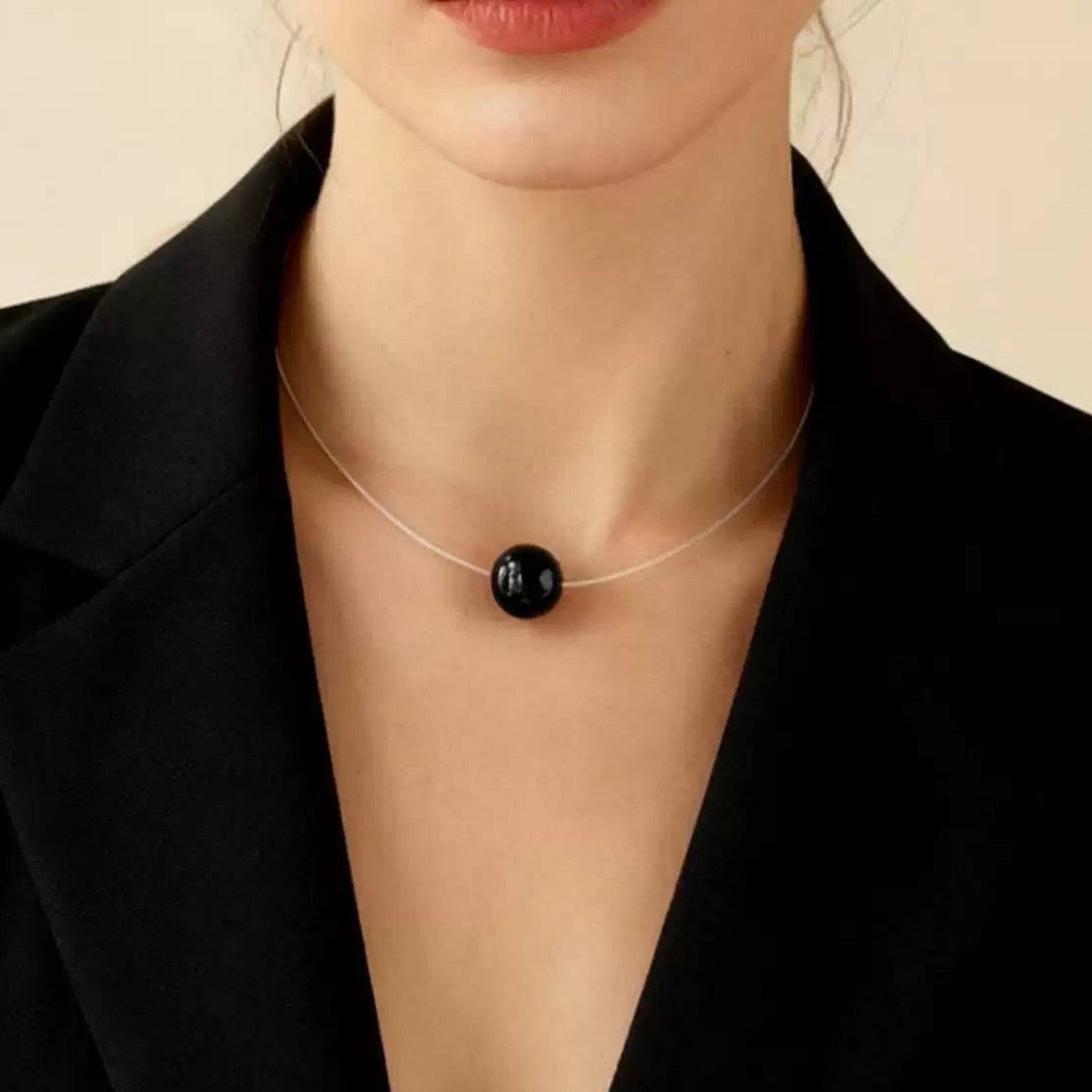 Collier Flottant Onyx, Perle Grise et Perle Blanche – Trilogie Élégante