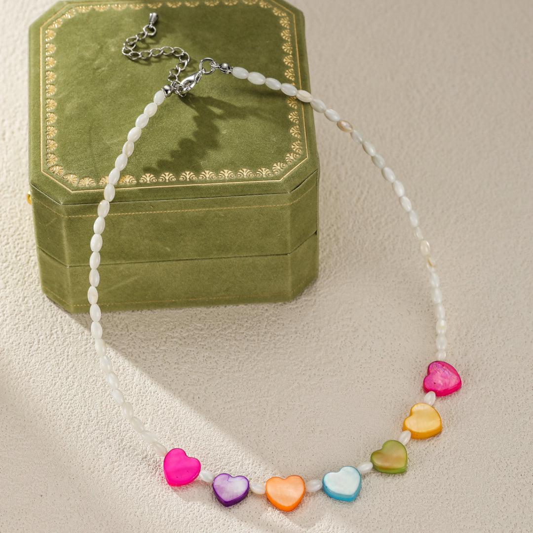 Collier Enfant Nacre – Cœurs Arc-en-Ciel