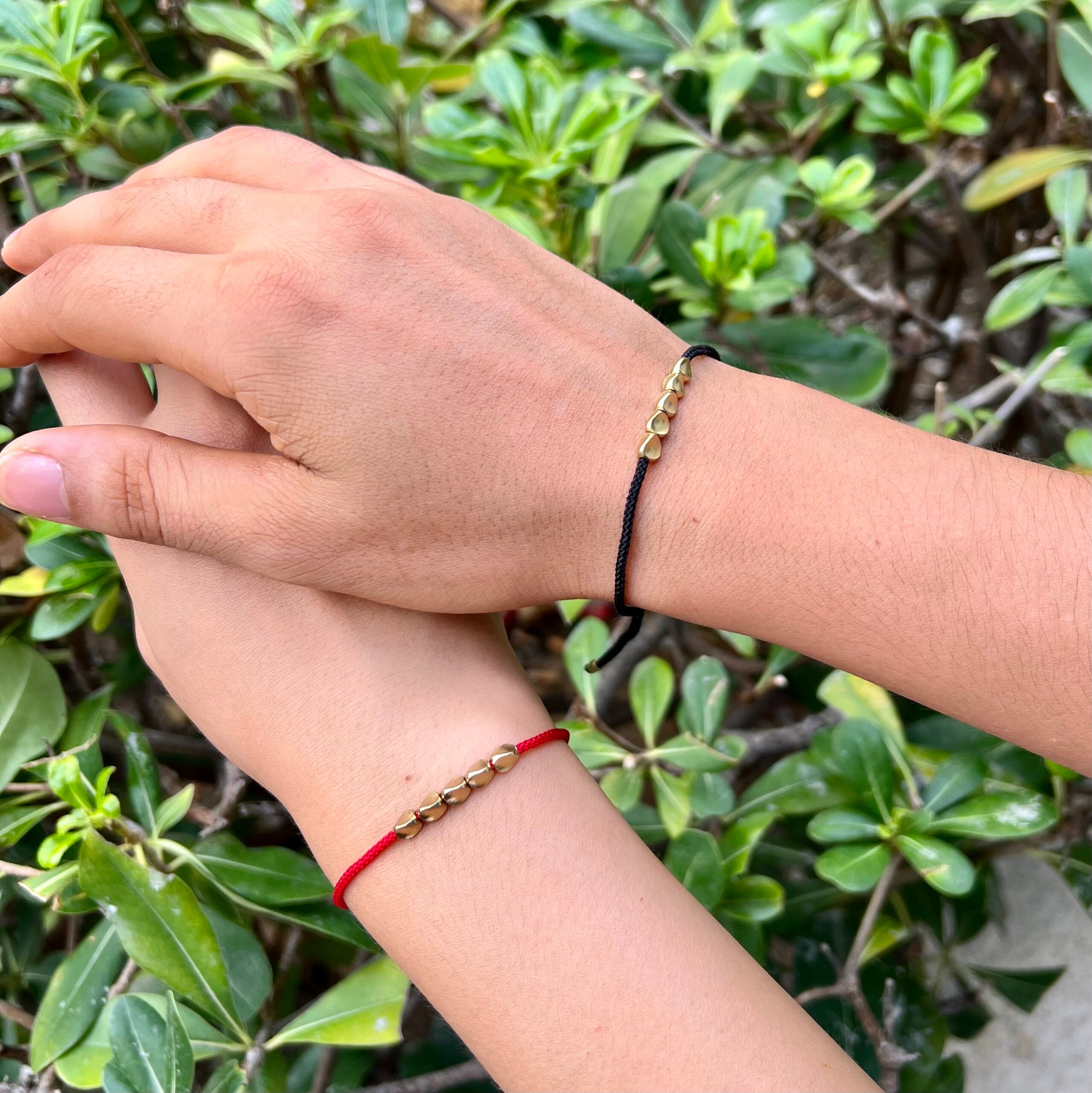 Le bracelet "Flot" en Fil rouge porté par un couple