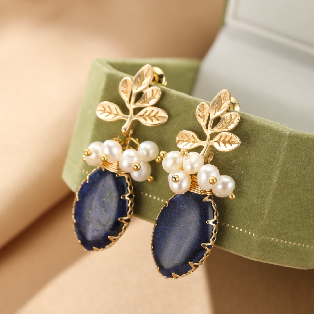 Boucles d’Oreilles Lapis Lazuli et Perle – Fleur de Sérénité, Argent Plaqué Or