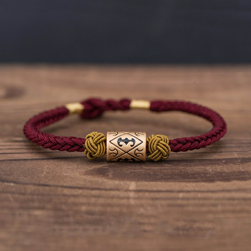 Bracelet en rouge vin sur table en bois marron