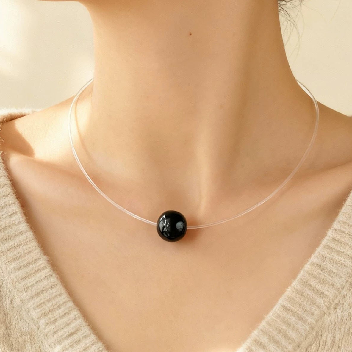 Collier Flottant Onyx, Perle Grise et Perle Blanche – Trilogie Élégante