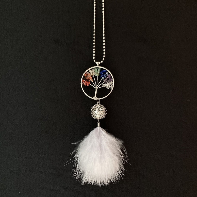 Attrape rêve Arbre de Vie "Bonheur" avec pierres multicolores, boule ajourée argentée et plume blanche sur fond noir.