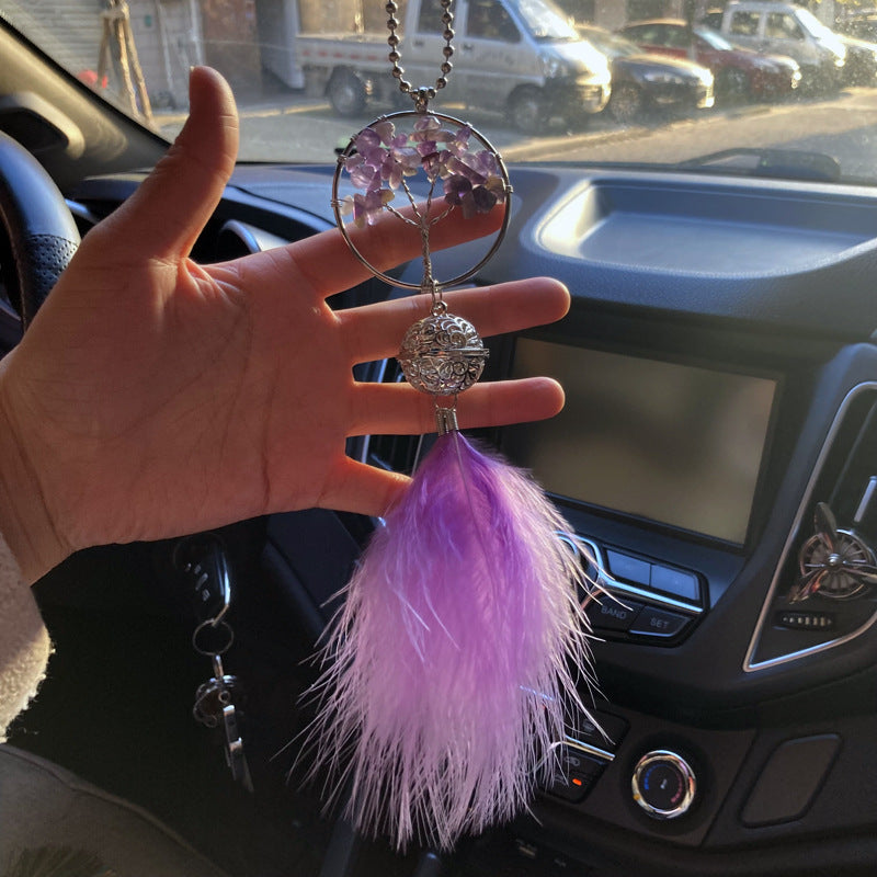 Attrape-rêves Arbre de Vie "Bonheur" avec pierres d'améthyste et plume violette, suspendu dans une voiture.