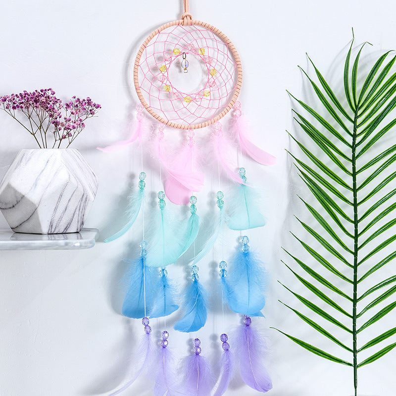 Attrape rêve 'Arc-en-ciel' coloré avec plumes et perles, décoration murale bohème en coton pour chambre, capteur de rêves zen pour un sommeil réparateur.