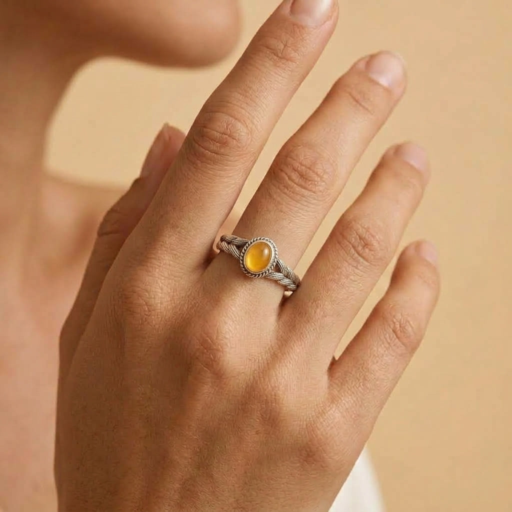 Bague Douceur Solaire en argent avec pierre d'ambre ovale portée au doigt