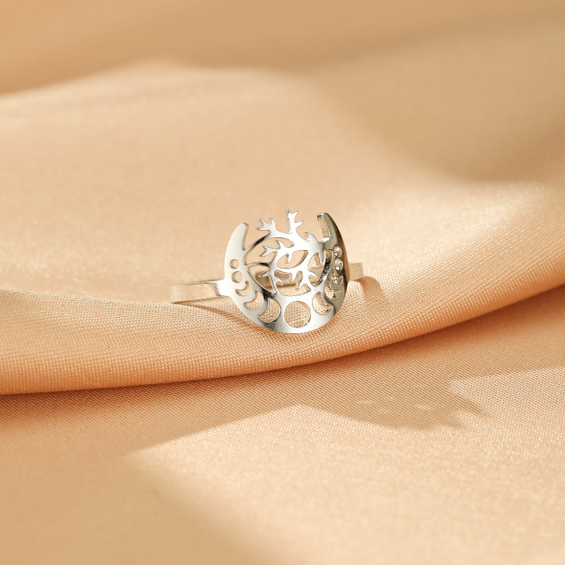 Bague Arbre de Vie Arbre Lunaire en argent ajouré avec un motif d'arbre stylisé au centre d'une forme de croissant de lune.
