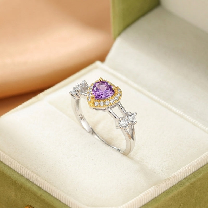 Bague en argent plaqué or avec un cœur en améthyste entouré de petits diamants, et deux paires de diamants sur chaque côté de l'anneau.