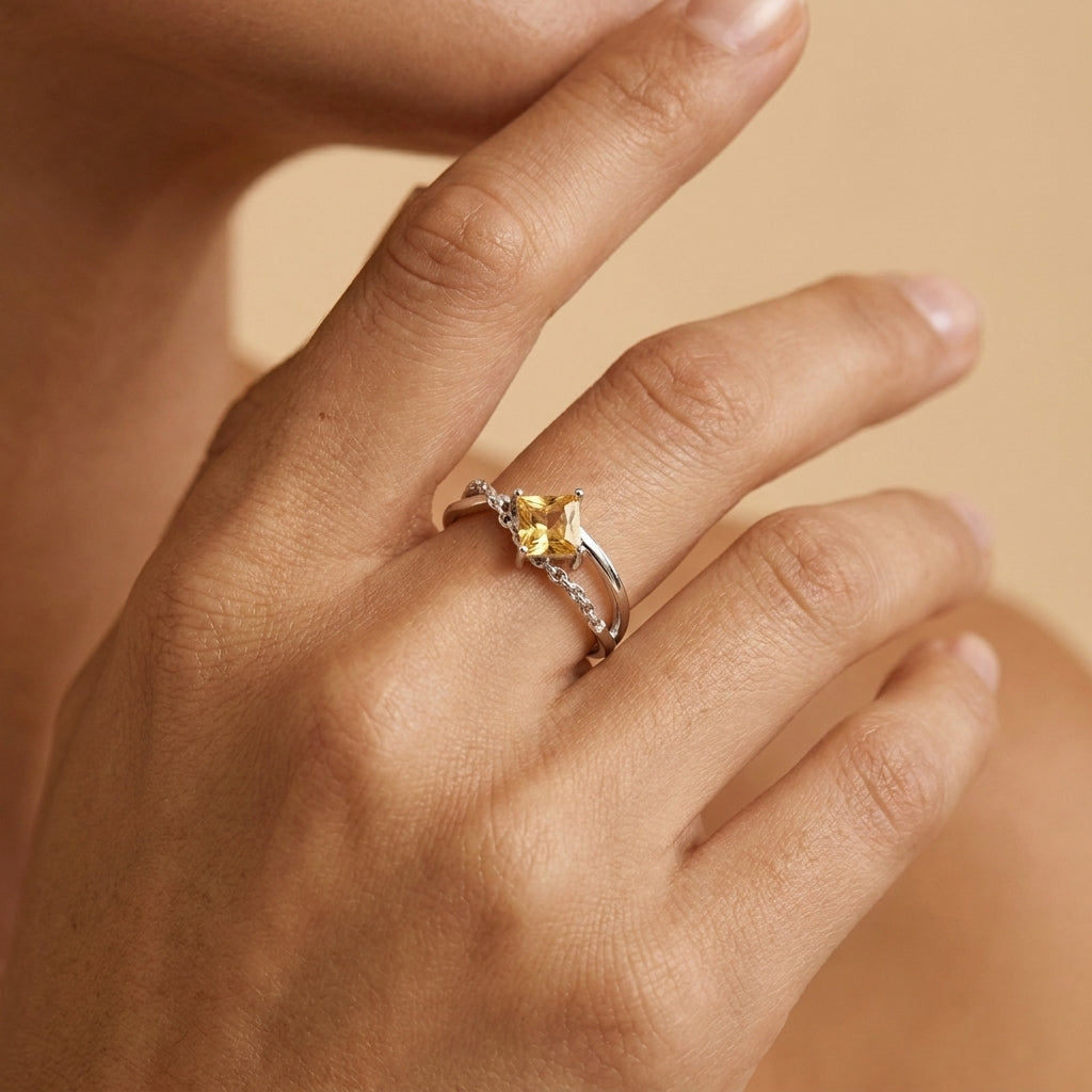 Bague Jardin de Lumière en argent avec pierre de citrine jaune carrée portée au doigt