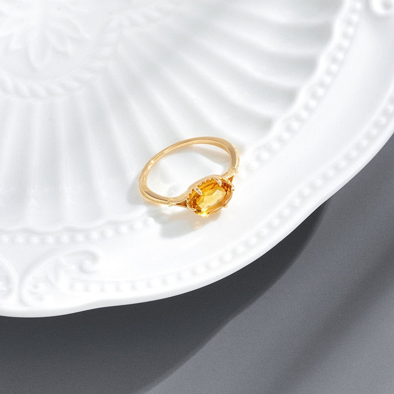 Bague en argent plaqué or sertie d'une citrine ovale, style pépite de joie.