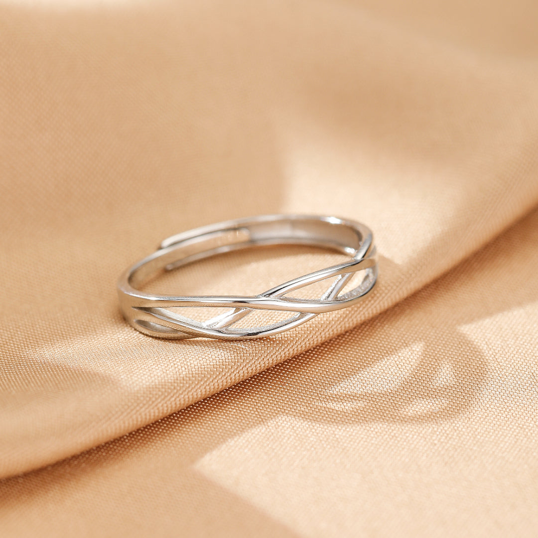 Bague d'amour en argent sterling avec un design tressé entrelacé, symbole de promesse et d'union.