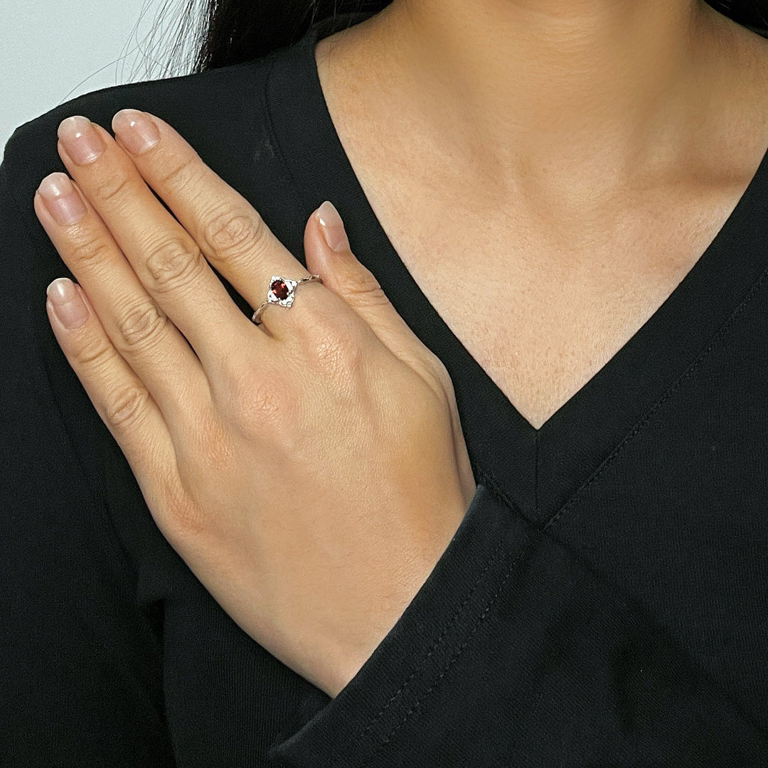 Bague Grenat – Élégance Antique, Argent