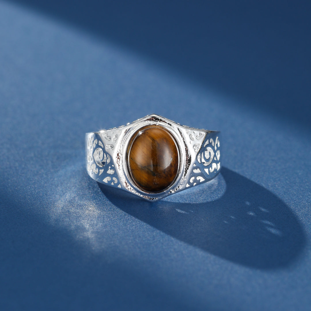 Bague pour homme en argent avec une pierre d'œil de tigre ovale au centre, motif gravé sur l'anneau.