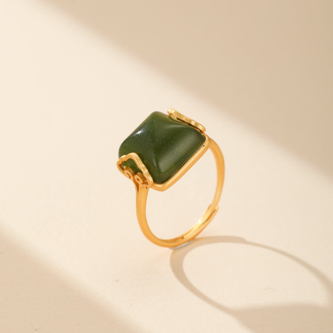Vue d'ensemble de la Bague Jade – Essence d’Abondance, un témoignage d'amour en plaqué or avec une pierre de jade carrée et des nuages dorés. Une idée cadeau parfaite, alliant élégance et prospérité.