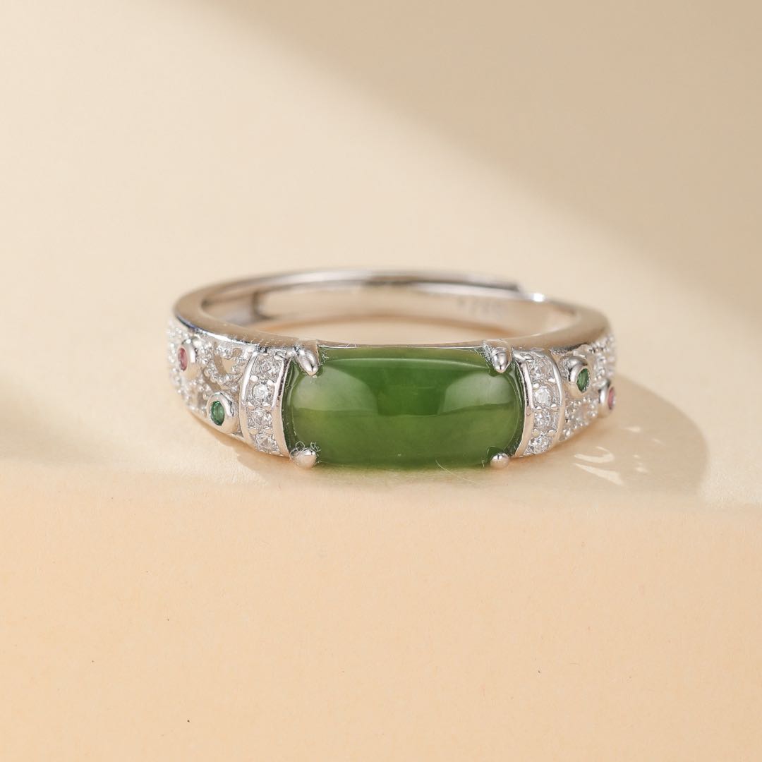 Bague ajustable en argent plaqué or sertie d'une pierre de jade verte rectangulaire et de petites pierres d'oxyde de zirconium et de grenat.