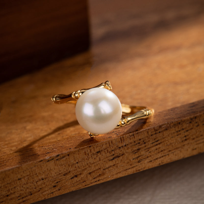 Bague en argent plaqué or avec une perle blanche ronde et un design inspiré du bambou