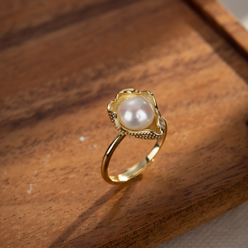 Bague en argent plaqué or sertie d'une perle blanche nacrée, design de coquillage texturé