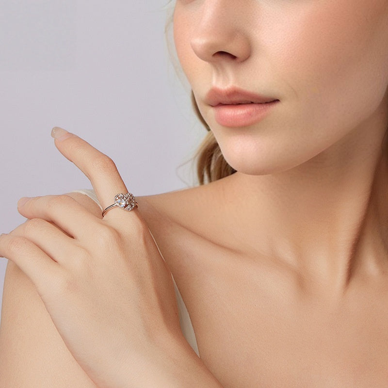 Bague en argent 925 ornée d'une pierre de lune et d'un motif Arbre de Vie en forme de cœur, portée par une femme.