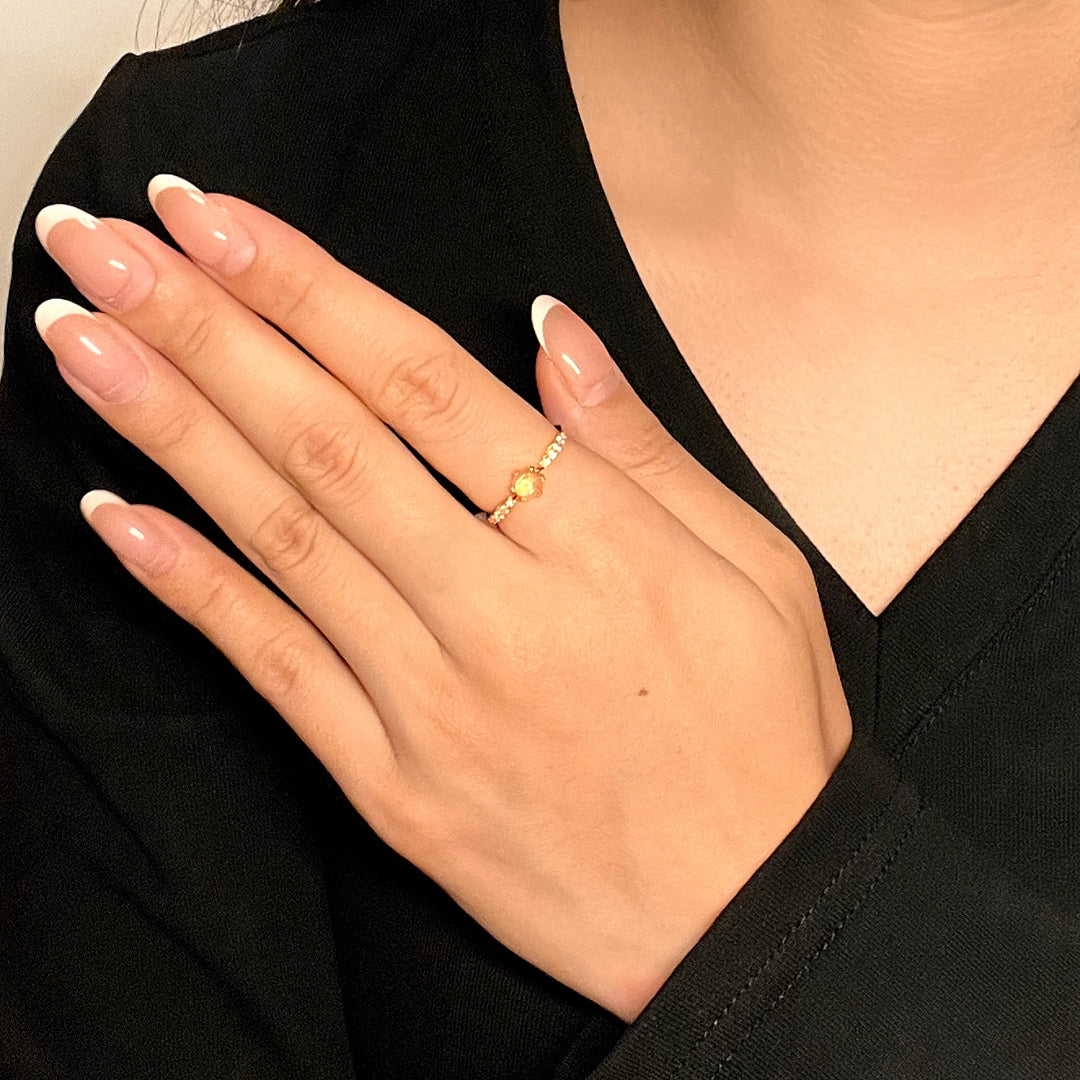 Bague fine en argent plaqué or avec un quartz rose hexagonal et de petites pierres scintillantes.