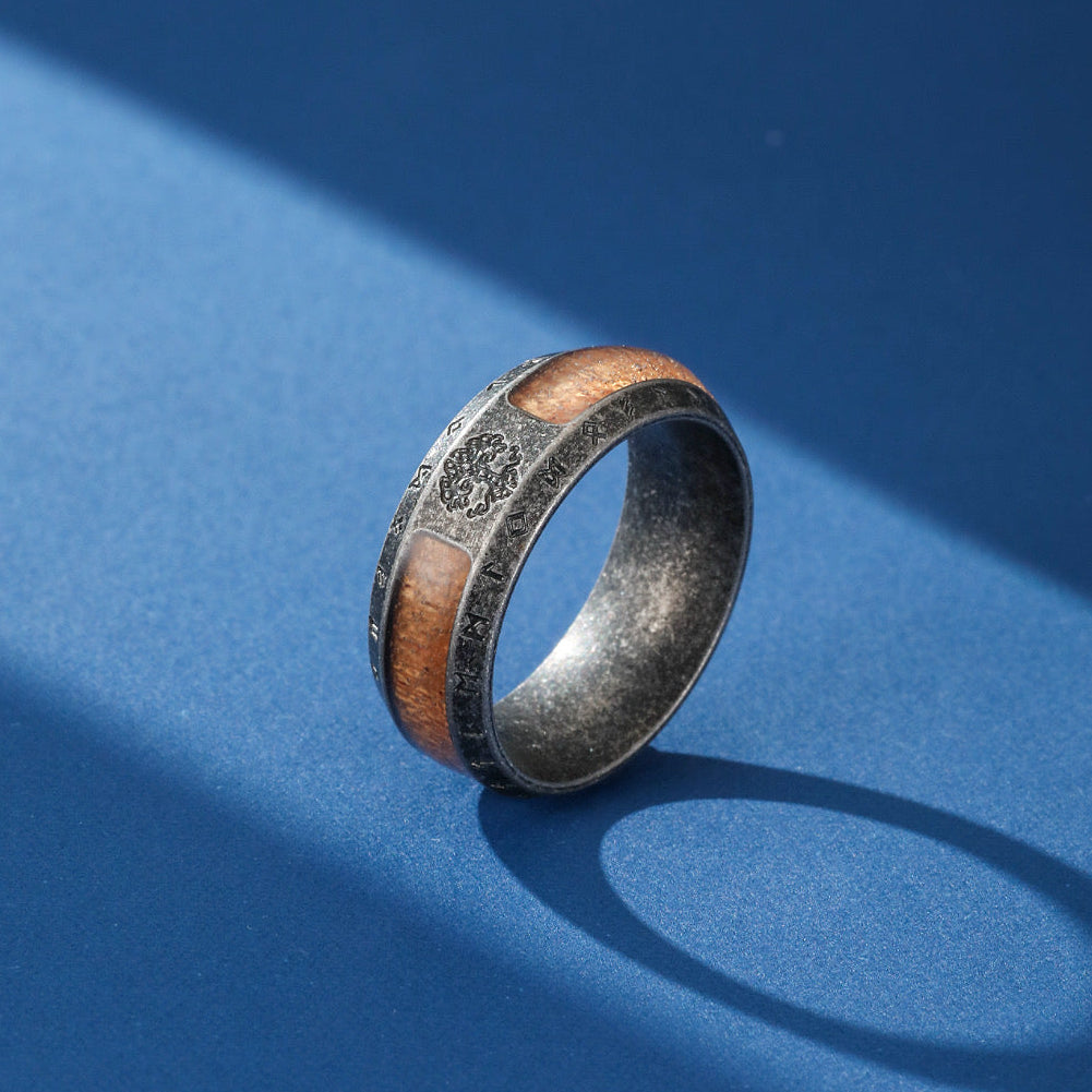 Bague Viking en acier vieilli avec incrustations de bois et de runes nordiques, symbolisant la force et le courage.
