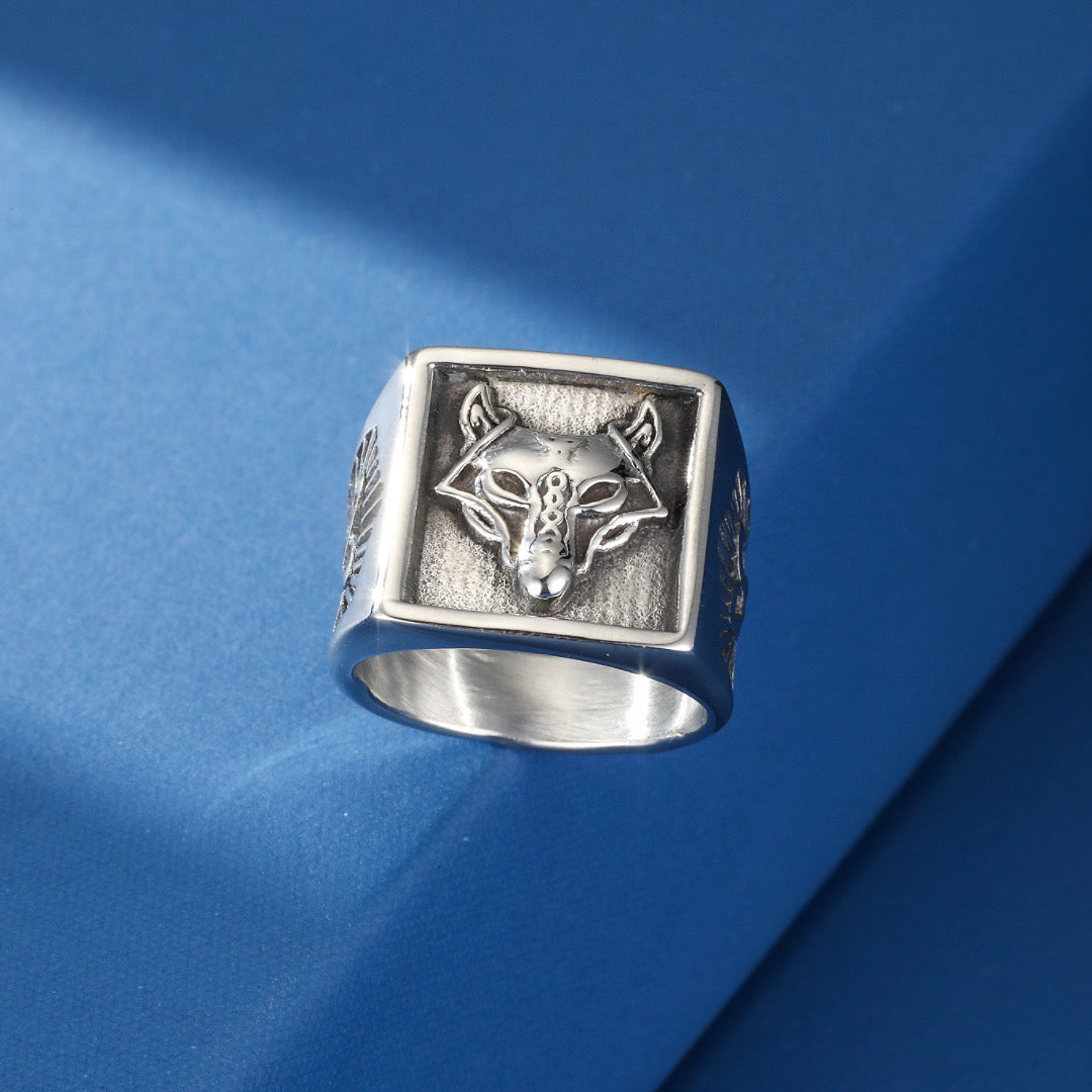 Bague viking en argent ornée d'une tête de loup stylisée et de motifs runiques sur le corps de la bague.