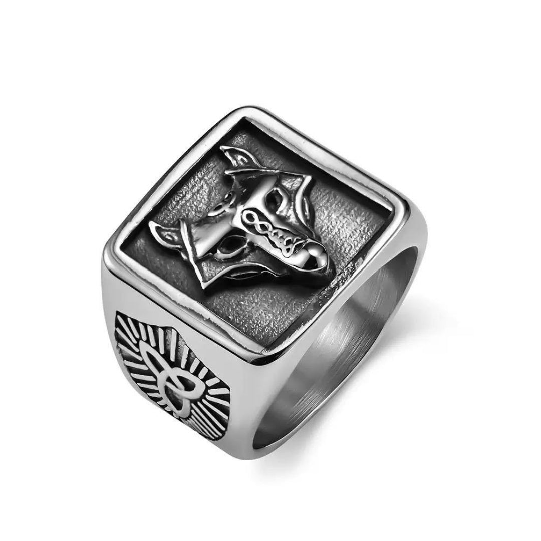 Bague viking en acier inoxydable ornée d'une tête de loup stylisée et d'un symbole celtique.