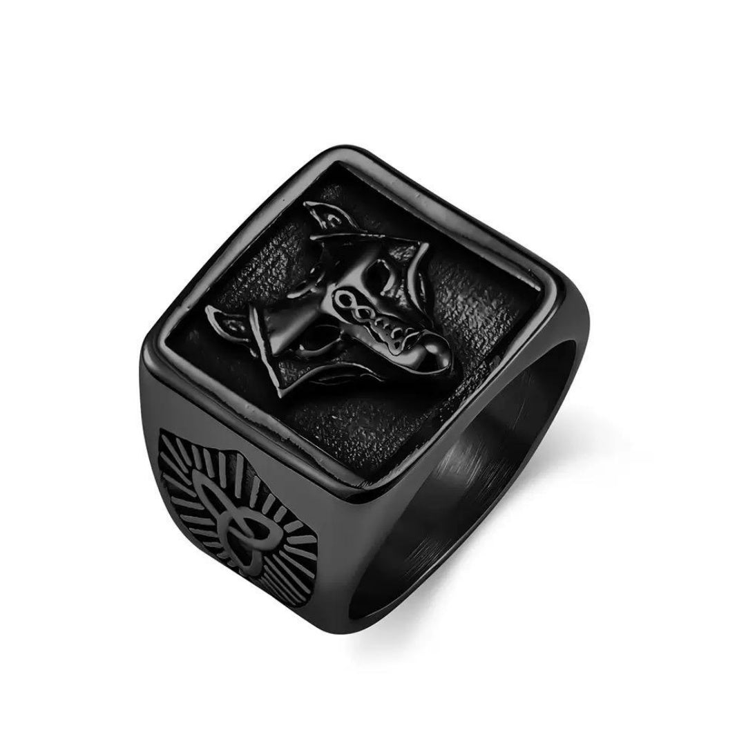 Bague viking noire avec une tête de loup stylisée en relief sur le dessus, entourée d'un motif celtique sur les côtés, le tout en acier inoxydable.