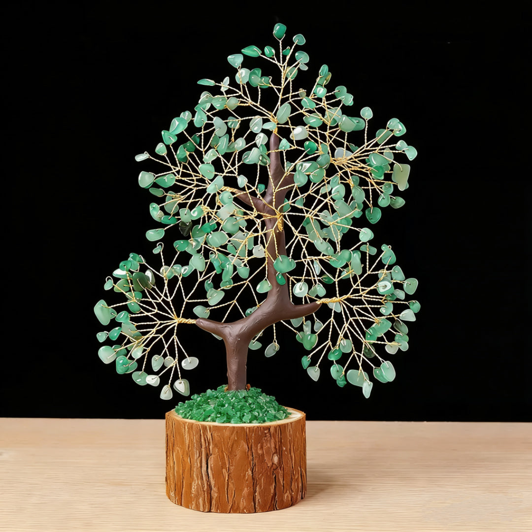 Arbre de Vie décoratif fait de pierres vertes et d'un tronc marron reposant sur un socle en bois.