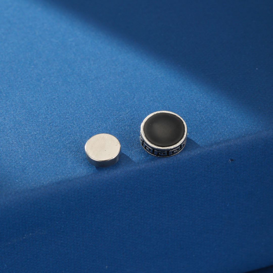 Boucle d’oreille magnétique homme cercle grec, vue de face mettant en avant le design sobre et l'acier inoxydable noir