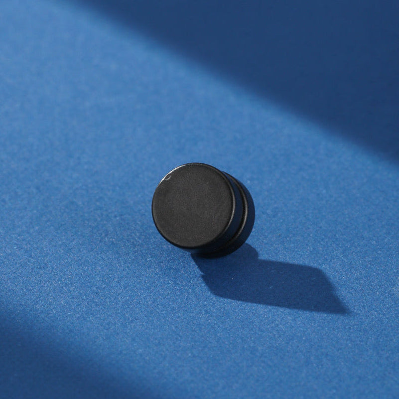 Boucle d’oreille homme magnétique cercle noir avec finition brillante