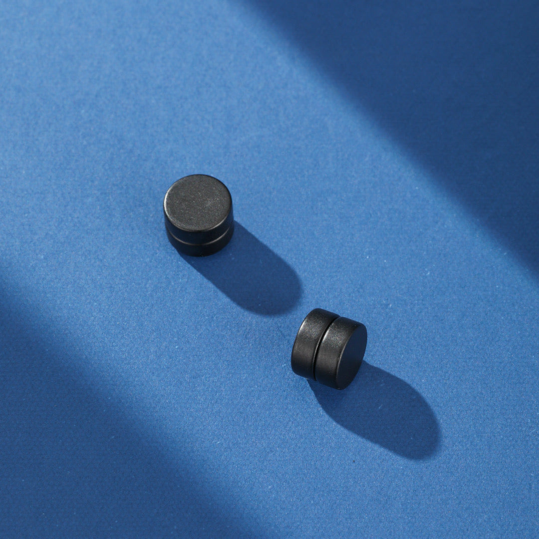Gros plan d'une boucle d’oreille homme magnétique noire de forme circulaire