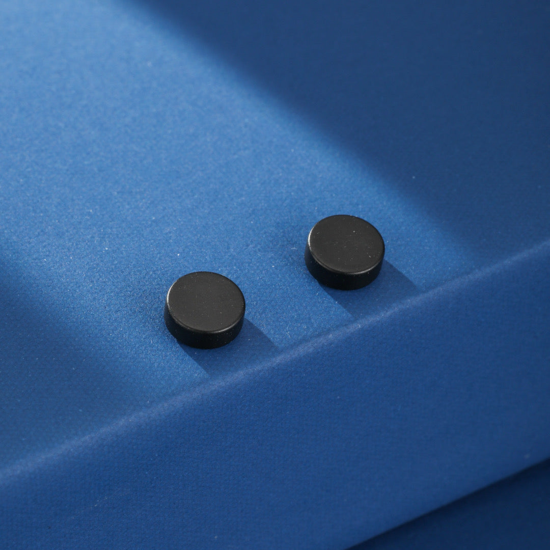 Homme portant une boucle d’oreille magnétique noire sur un lobe d'oreille sans piercing