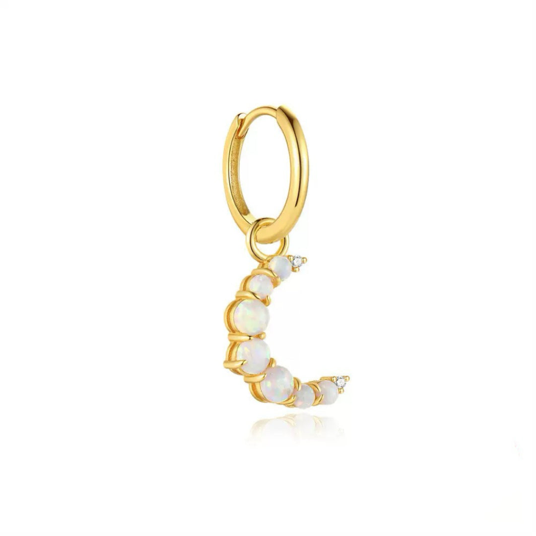 Boucle d'oreille créole plaqué or 18 carats avec un pendentif en forme de croissant de lune serti d'opales blanches et de petits diamants.