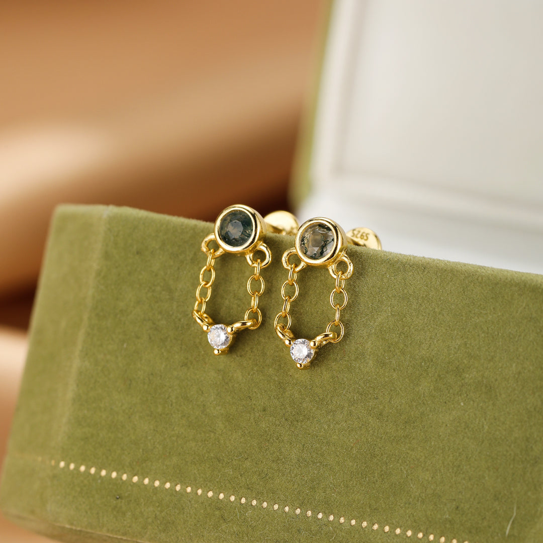 Boucles d'oreilles plaquées or avec agate mousse verte et chaîne, ornées d'un zircon blanc.
