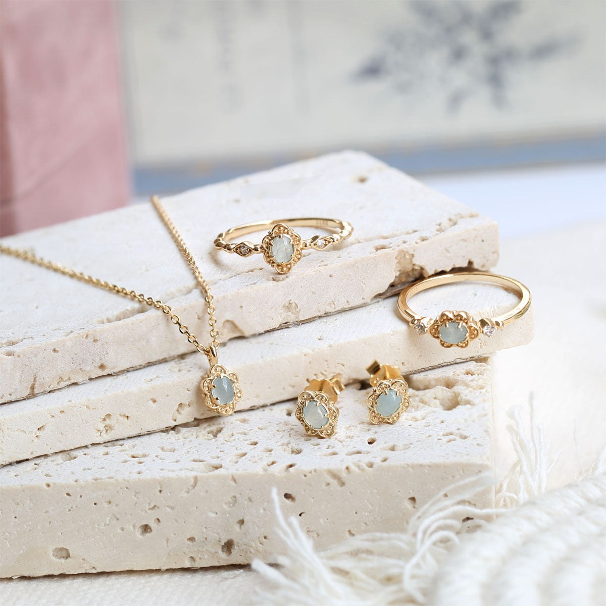 Ensemble de bijoux "Aura Marine" comprenant des boucles d'oreilles, un collier et deux bagues en argent plaqué or, ornés d'aigue-marine et de petits diamants.