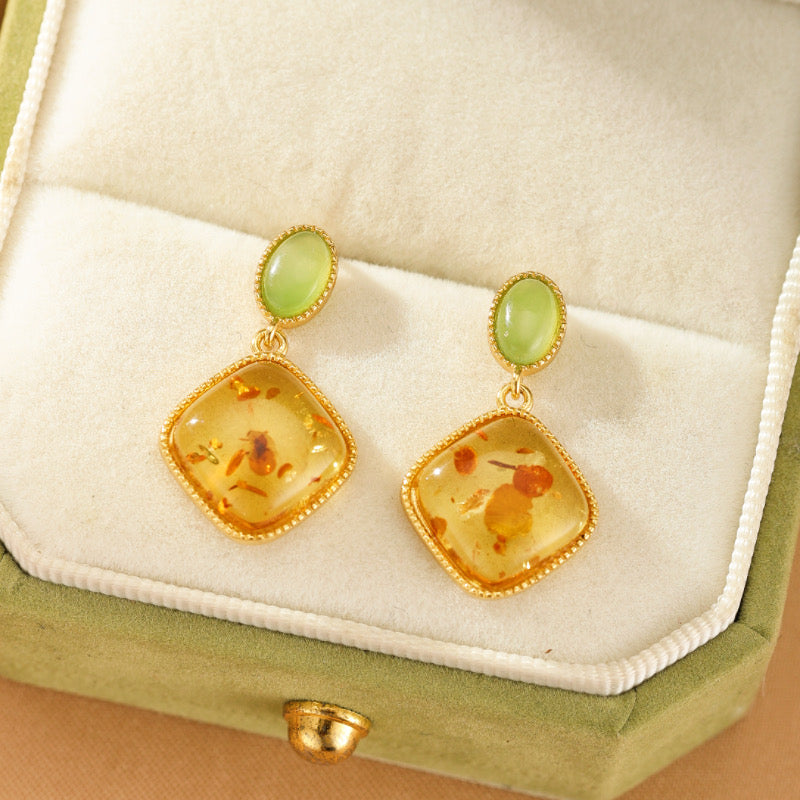 Paire de boucles d'oreilles pendantes en argent plaqué or ornées d'une pierre d'ambre carrée et d'une perle de jade ovale verte dans un écrin