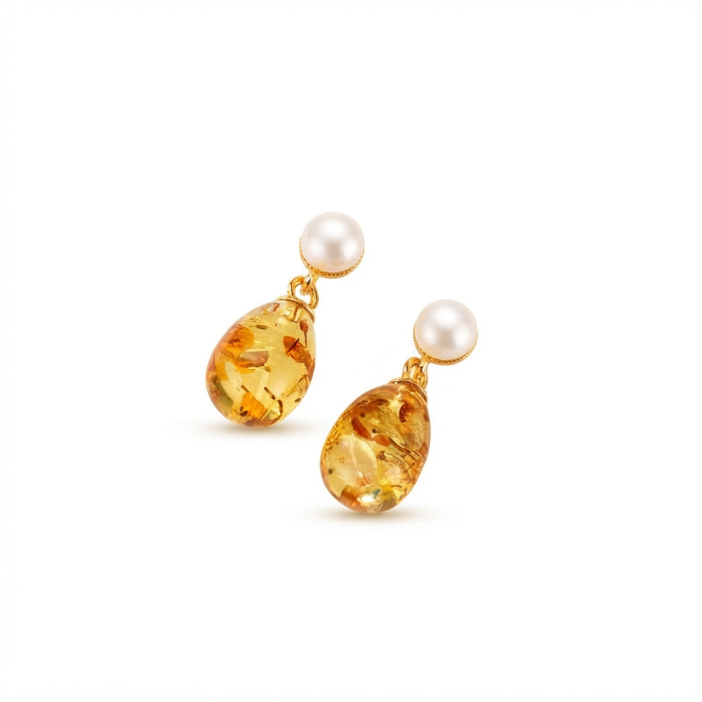 Boucles d'oreilles pendantes Rêve Ambré en argent plaqué or avec goutte d'ambre naturel et perle blanche