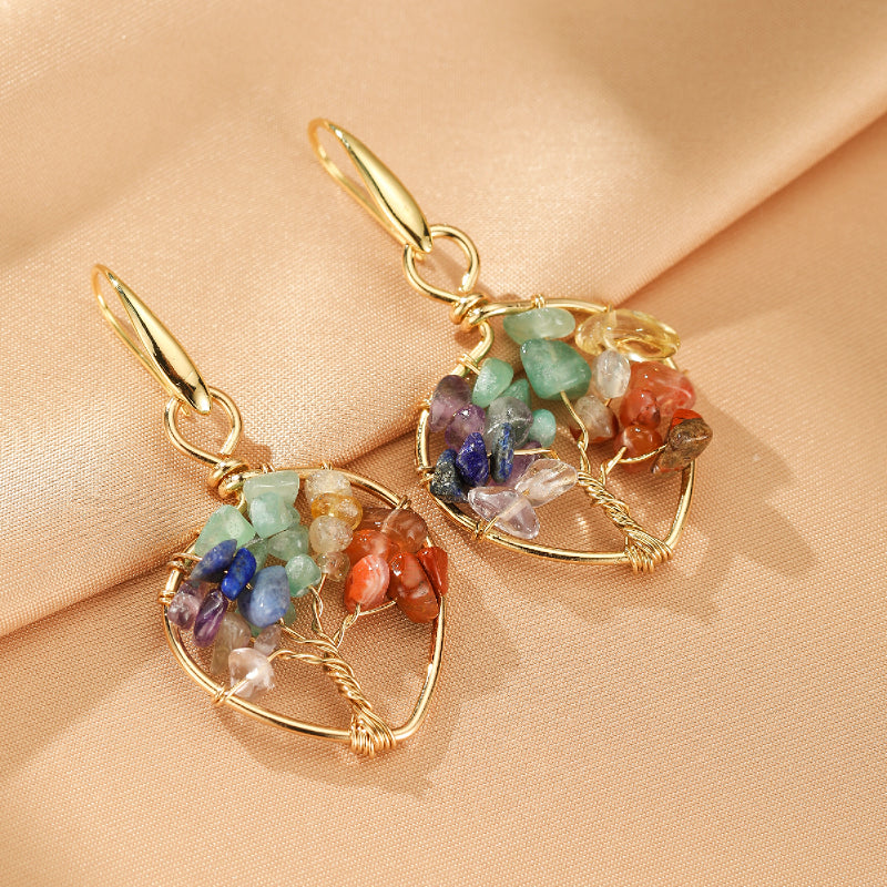 Paire de boucles d'oreilles en forme d'arbre de vie céleste, ornées de pierres d'améthyste et d'autres gemmes multicolores, montées sur du cuivre doré.