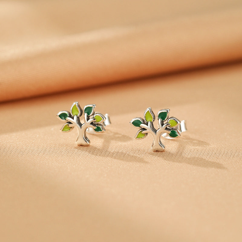 Boucles d'oreilles Arbre de Vie en argent avec des feuilles vertes émaillées, symbolisant l'énergie de vie et la connexion à la nature.