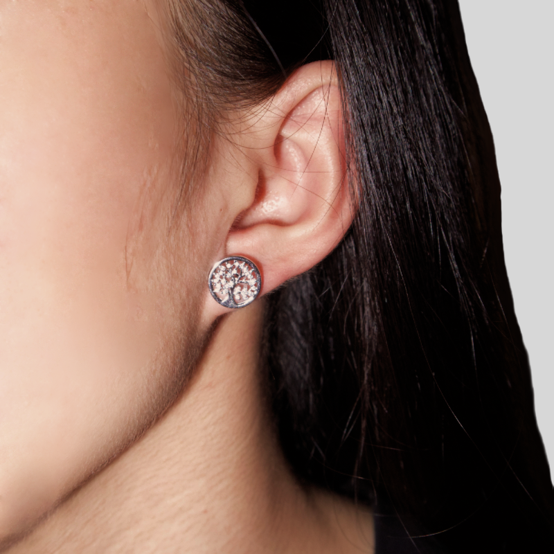 Boucles d'oreilles argent S925 avec motif Arbre de Vie délicat, portées par une femme.