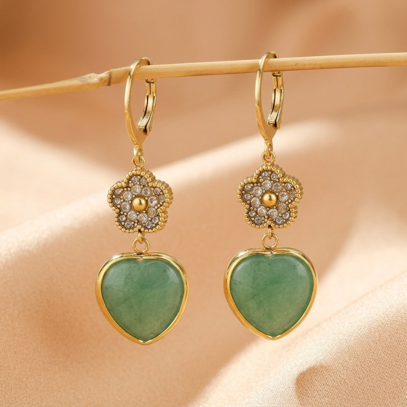 Boucles d'oreilles plaquées or avec un pendentif en forme de cœur en aventurine verte et une petite fleur sertie de zircons.