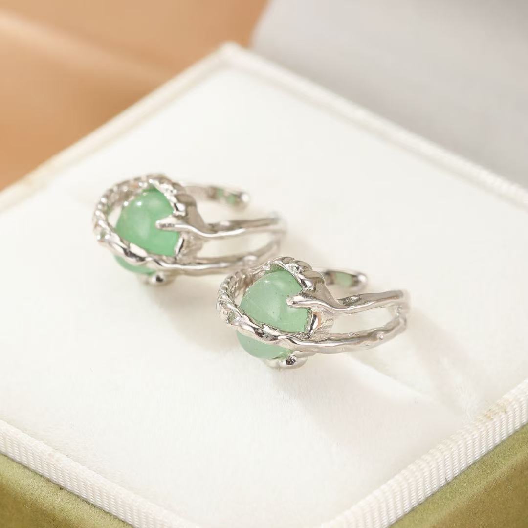Boucles d'oreilles en argent ornées de pierres d'aventurine verte, style moderne et élégant, présentées dans un écrin.