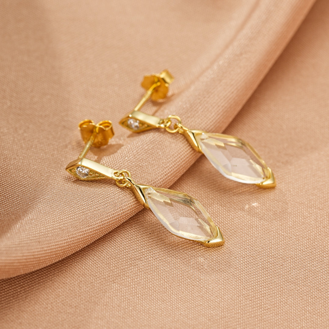 Boucles d'oreilles pendantes en argent plaqué or 14 carats ornées de cristal de roche transparent taillé en losange et de petites pierres d'imitation