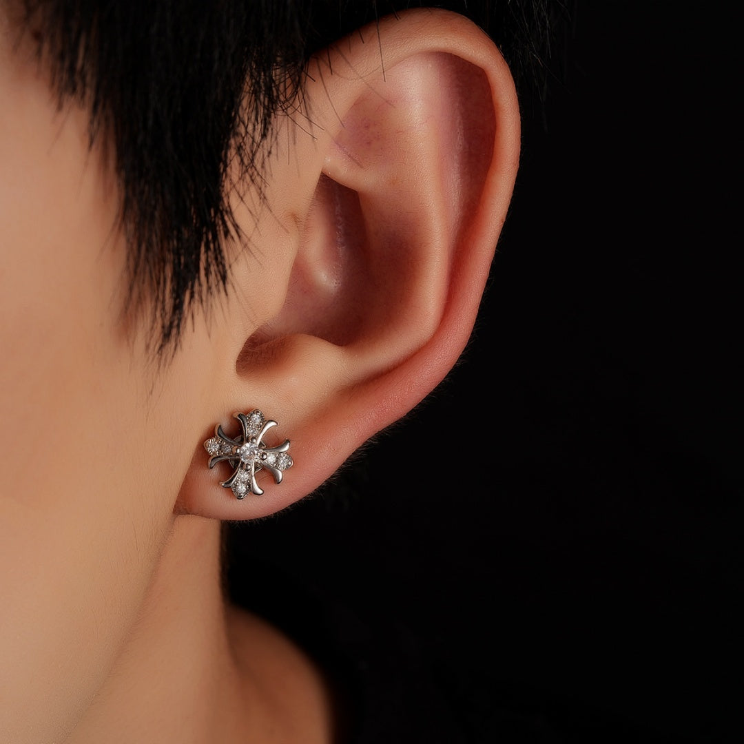 Gros plan sur les boucles d'oreilles homme Éclat Royal, montrant les zircons scintillants et la finition en acier inoxydable 316L.